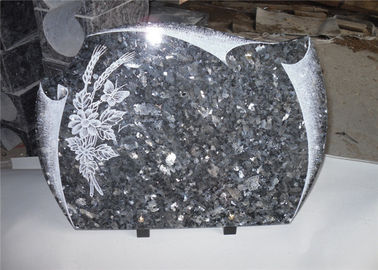 China Het Granietgrafstenen van de hartvorm voor Graven, Gegraveerd Herdenkings de Duifpatroon van de Stenenbloem leverancier